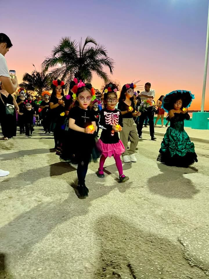 El jueves por la tarde se llevó a cabo un desfile-concurso de Catrines y Catrinas en Sabancuy, con decenas de participantes