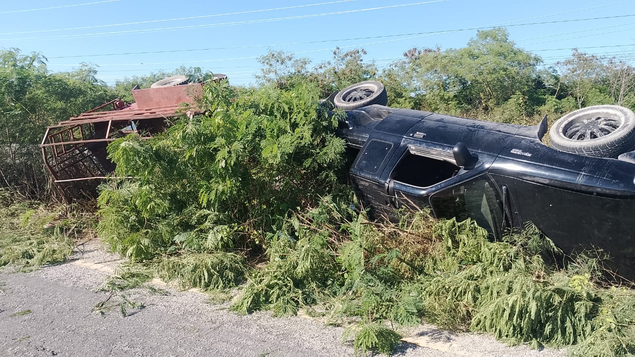 La camioneta quedó volcada fuera de la carretera