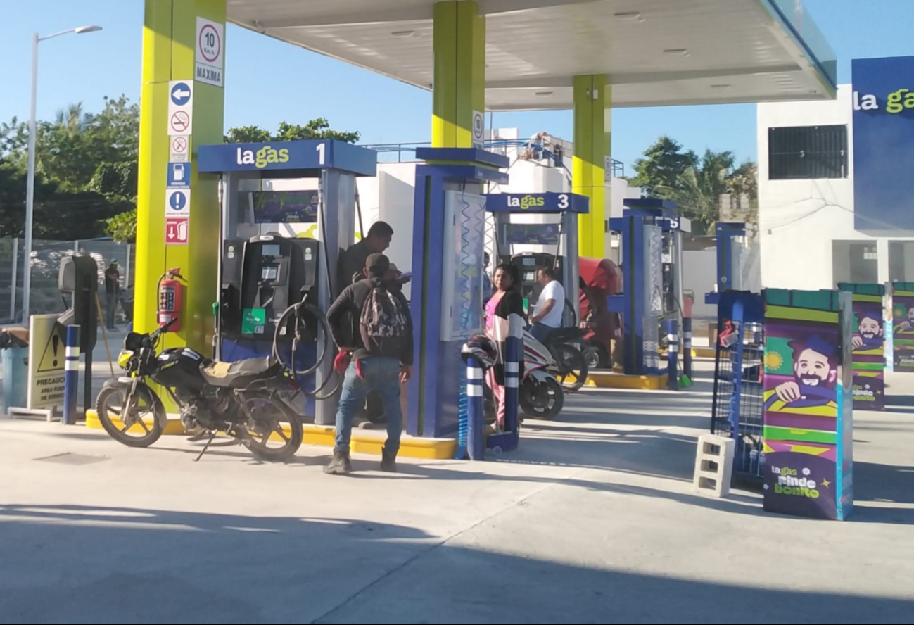 Suspensión temporal en gasolinera de sabancuy afectó a conductores por ocho horas 