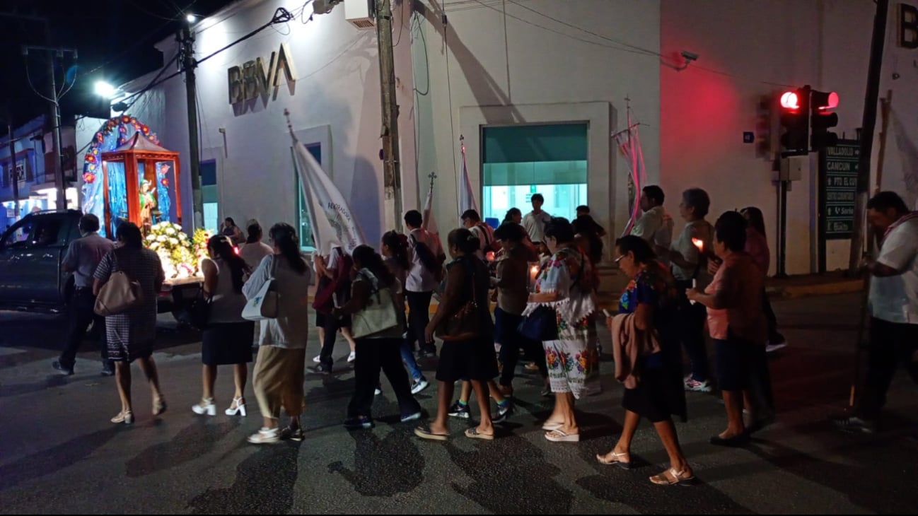 Los guadalupanos sostuvieron velas durante la peregrinación