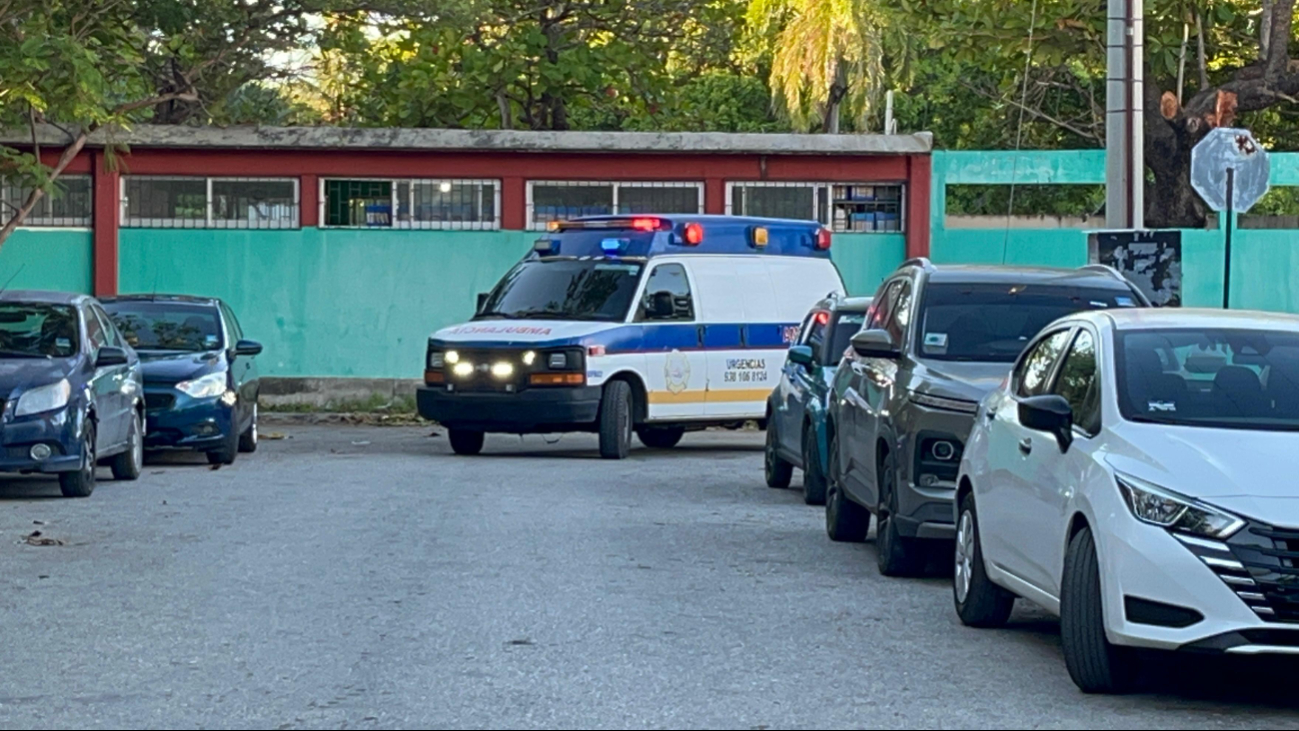 Los maestros fueron trasladados al hospital Issste en Ciudad del Carmen