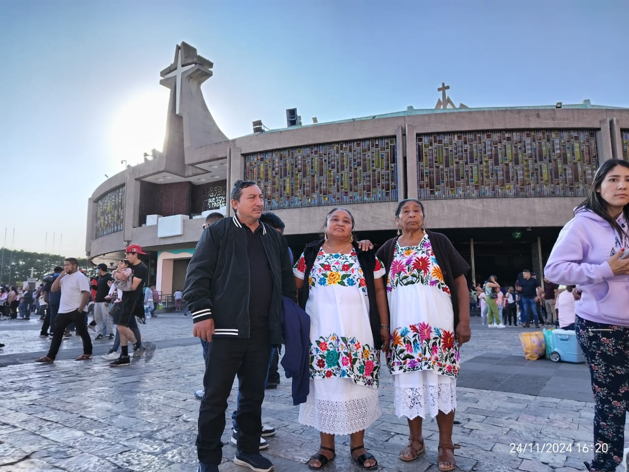 Madre e hija aprovecharon para tomar fotos de recuerdo en el lugar.