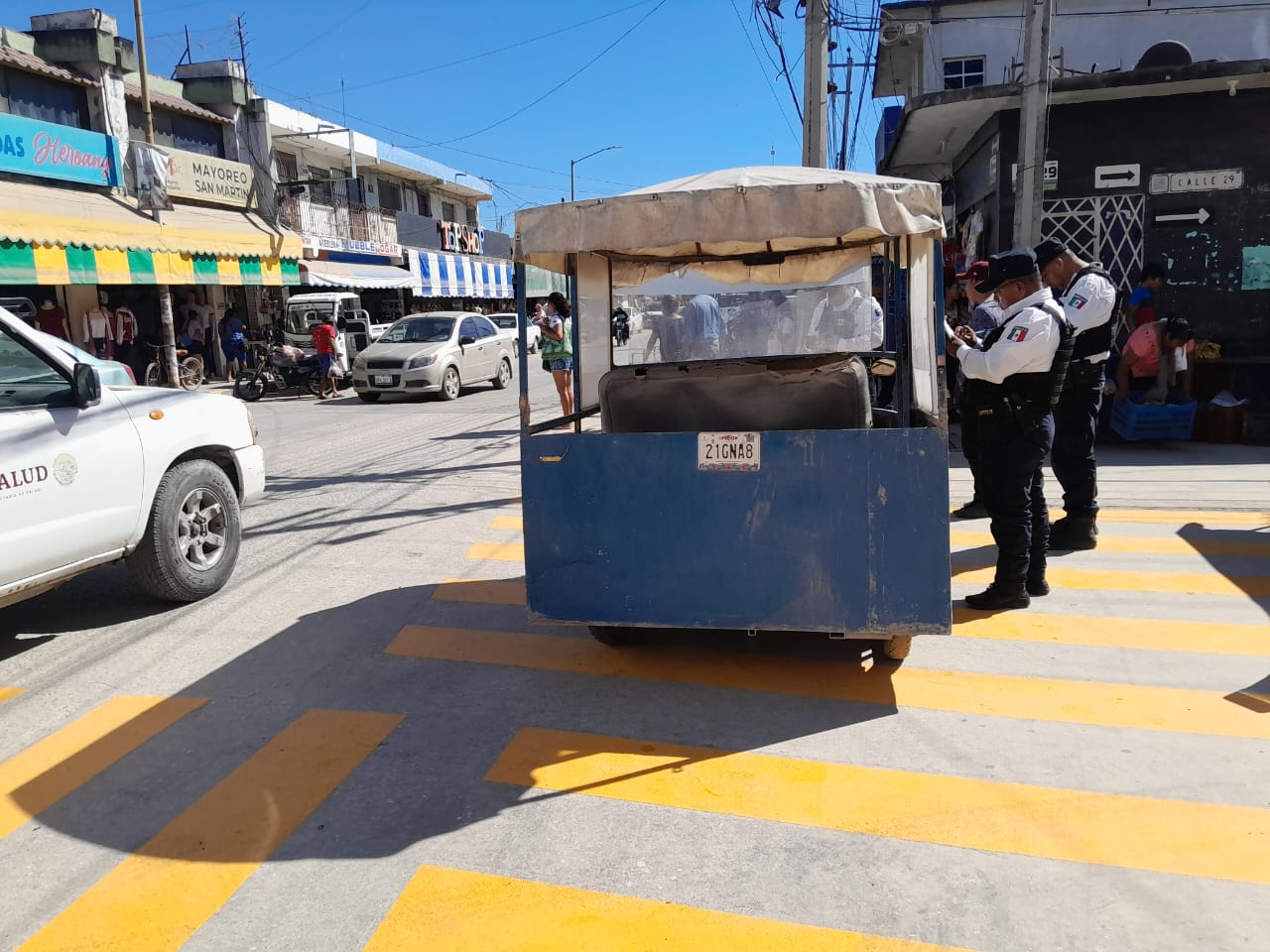 Mototaxi asegurado por estacionarse en paso peatonal en Escárcega