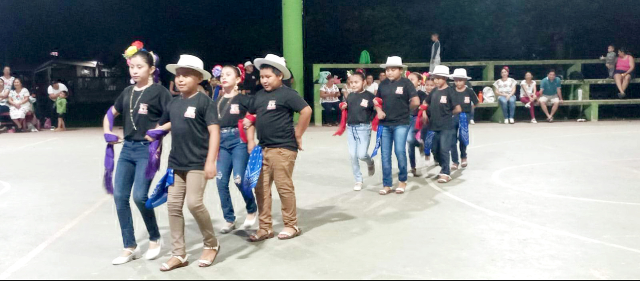 Poco a poco los niños muestran interés en aprender el baile