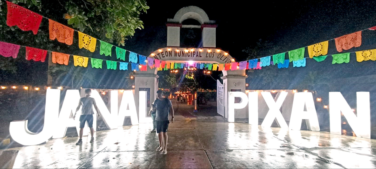 Magia del panteón enamora a los cancunenses durante el Día de Muertos