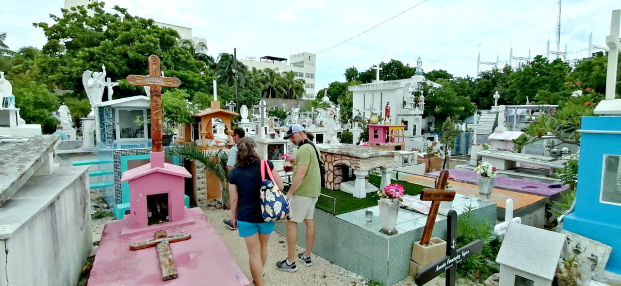 Como es costumbre, decenas de isleños acudieron a limpiar las tumbas de sus seres queridos y a darles una mano de color; a esta acción se sumaron turistas