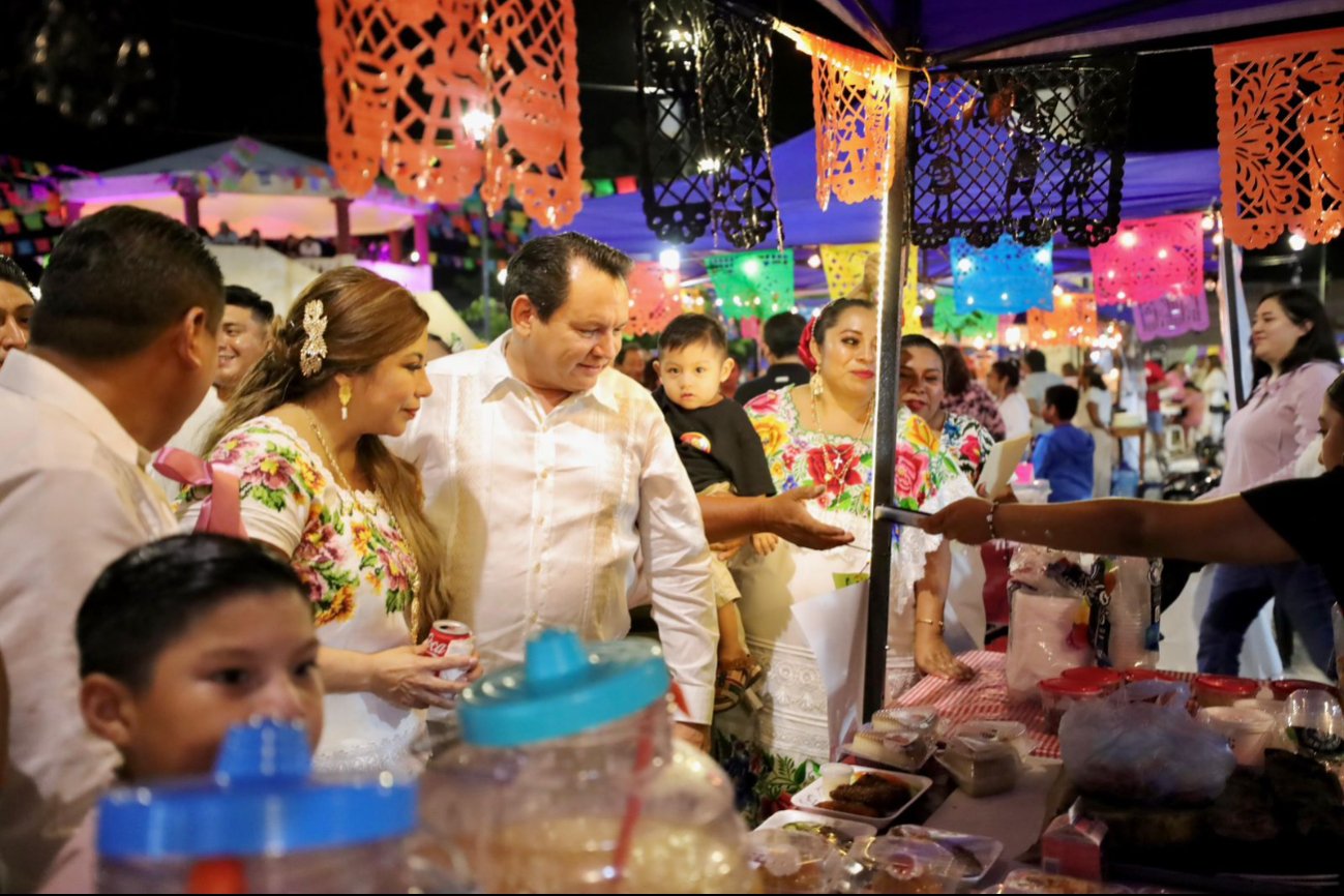 Los habitantes y visitantes presenciaron el corte del listón, una ceremonia maya y la exhibición de diferentes platillos