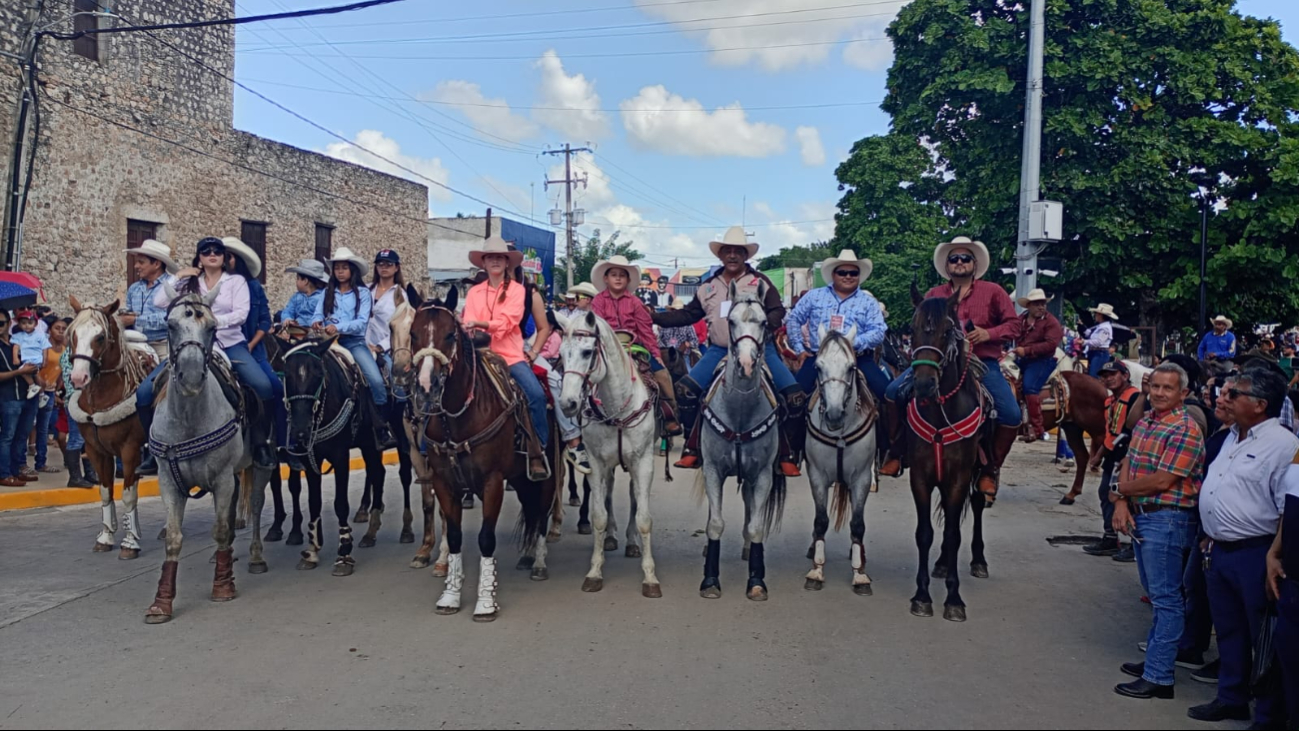 Convite de Tizimín atrae a más de 500 hombres a caballo