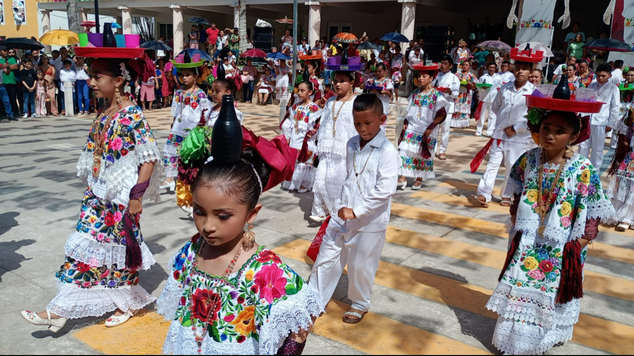 El tradicional baile de la jarana fue realizado por toda clase de edades.