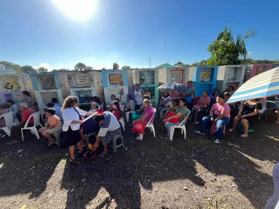 En Hecelchakán, pobladores llevaron flores y veladoras.