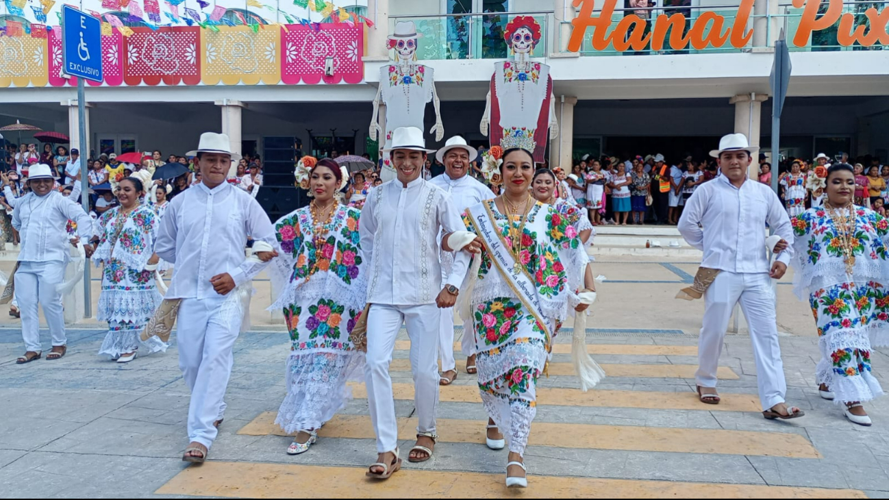 Jaraneros relucieron tradicional baile en Tizimín.