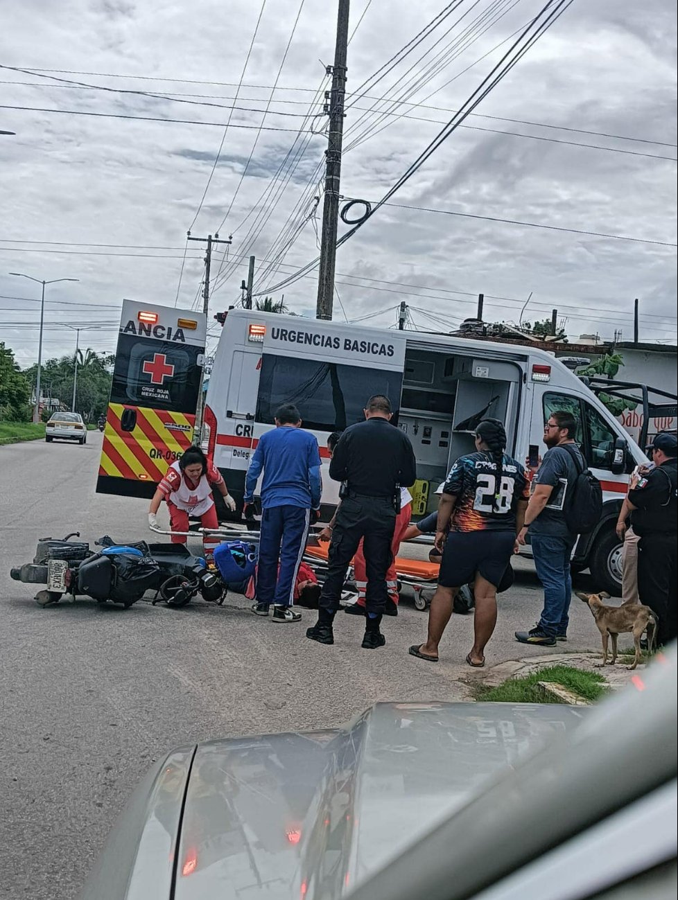 La motociclista tuvo que ser trasladada a recibir atención médica.