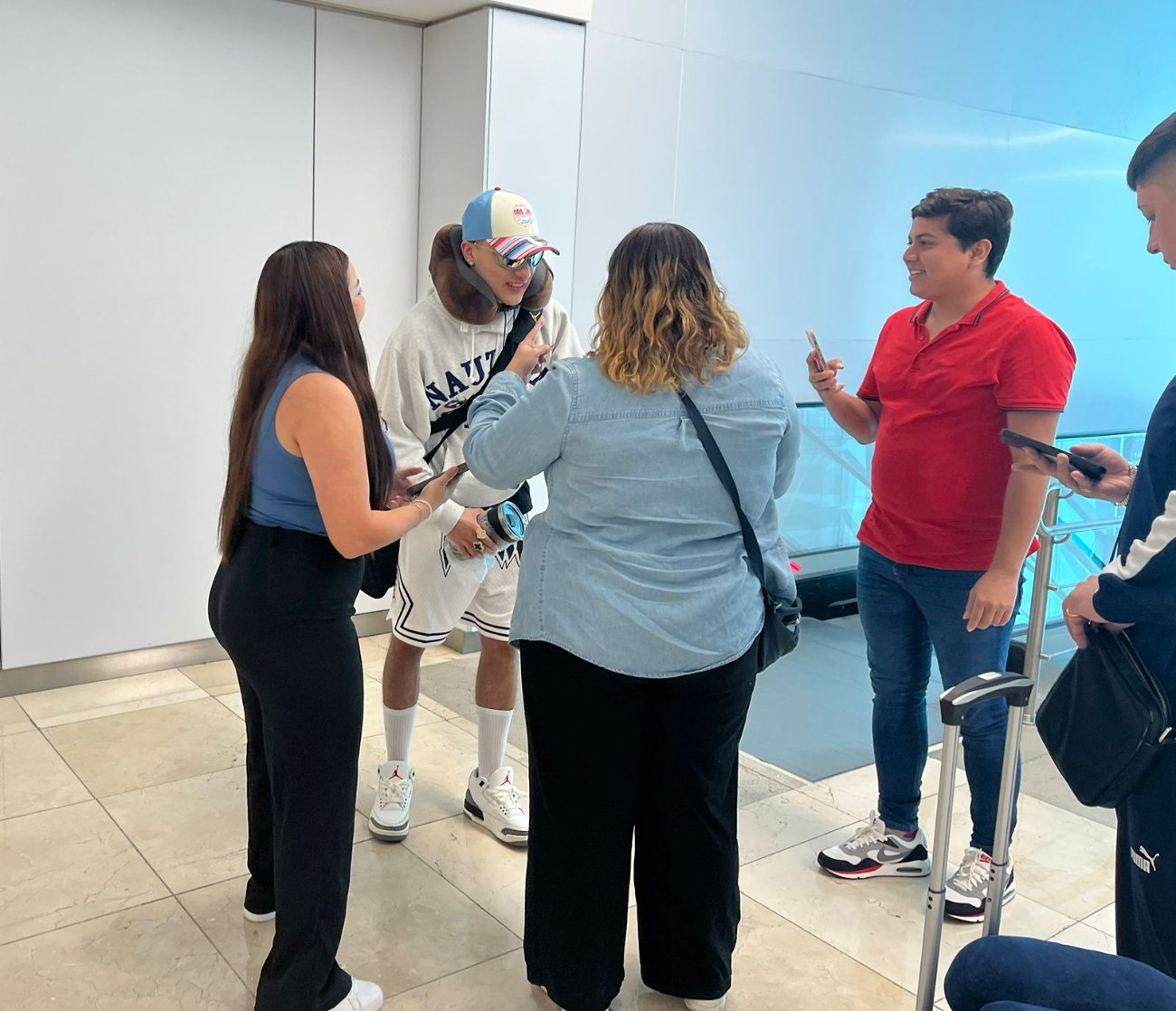 Malilla se tomó fotos con sus fans durante su despedida.