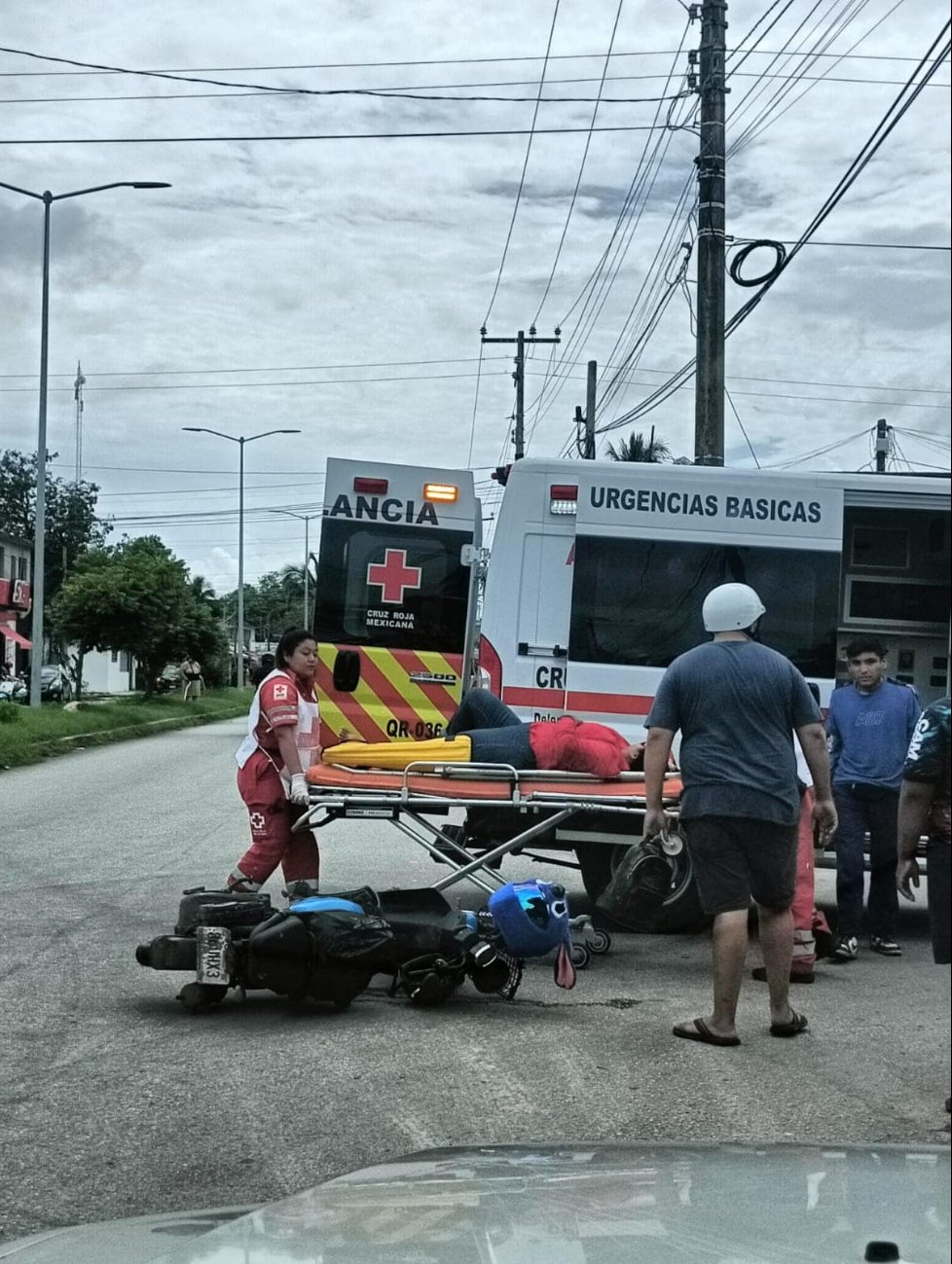 Motociclista resulta herida tras accidente vial