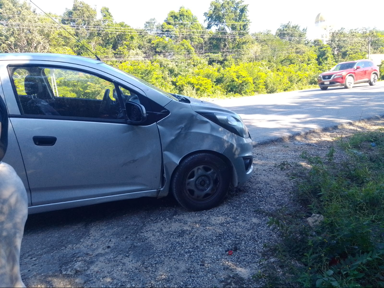 El conductor del automóvil no se percató de la presencia de la motocicleta y la impactó por alcance.