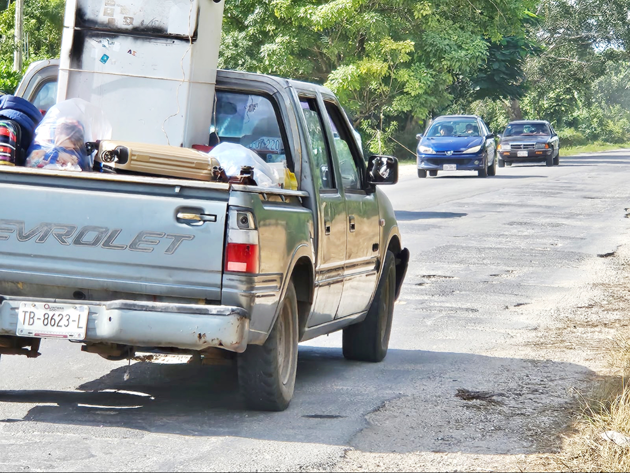 Los trabajos de rehabilitación se suspendieron debido a las fuertes lluvias, dejando el carril de salida de Cancún en malas condiciones