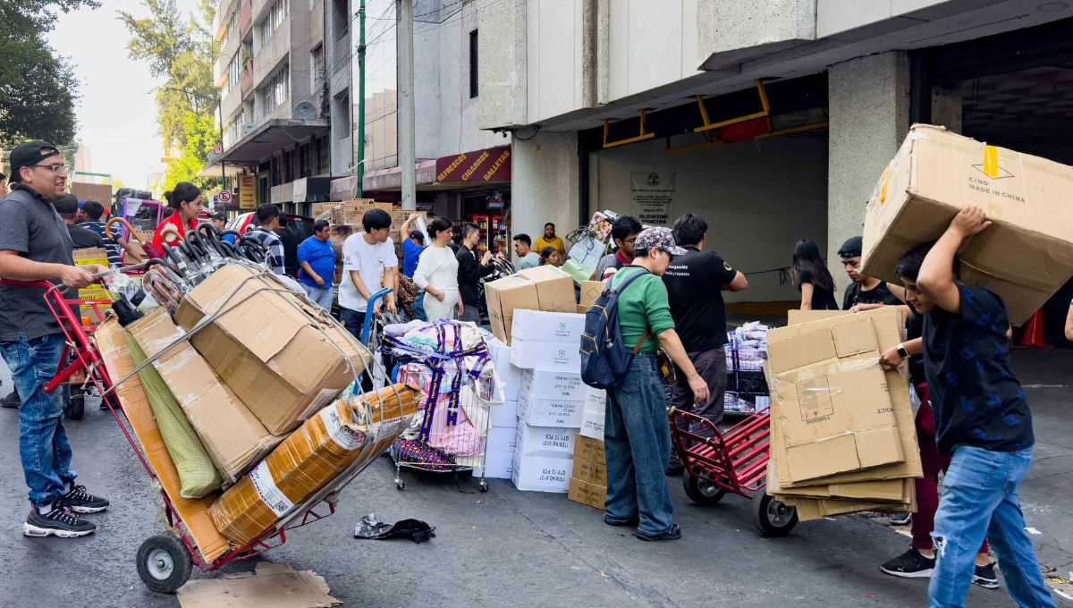 Minutos antes del cierre, trabajadores entraban y salían en la parte trasera del inmueble con cajas de mercancía