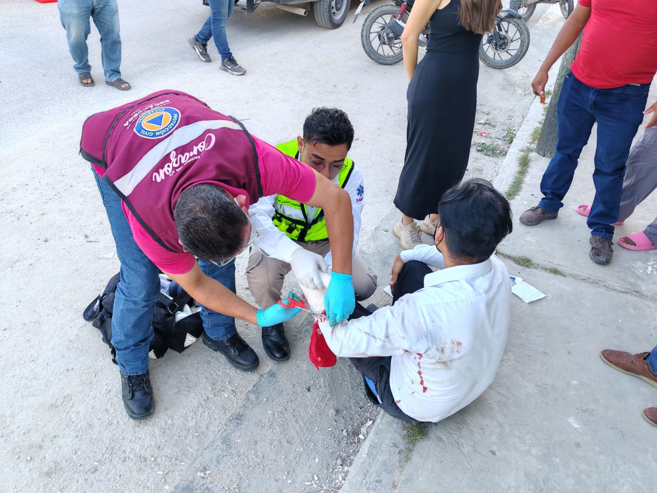 Motociclista resulta lesionado al ser impactado por camioneta