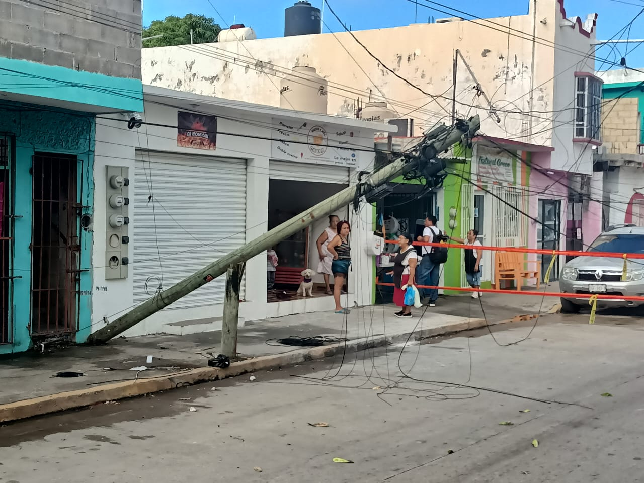 Pipa derriba poste y mufas en Ciudad del Carmen, dejando autos atrapados entre cables