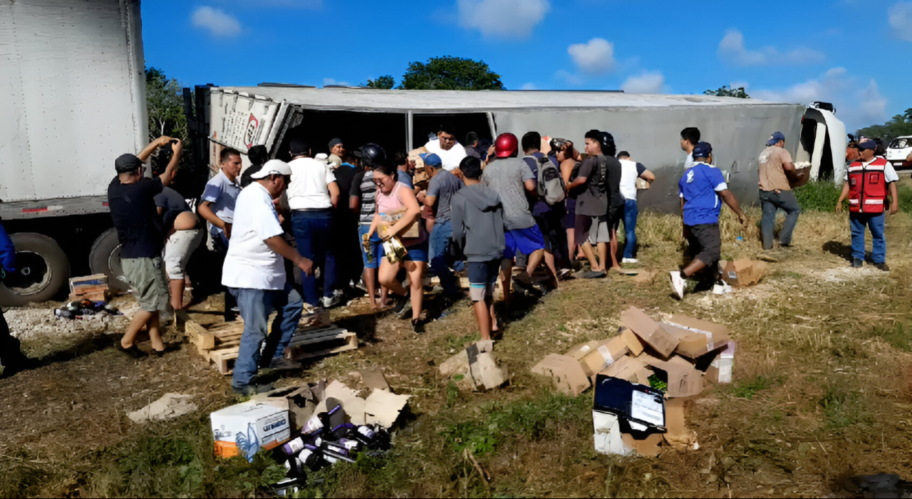 ¿Coincidencia? Se registra otra rapiña de licores en Calkiní tras volcadura de tráiler