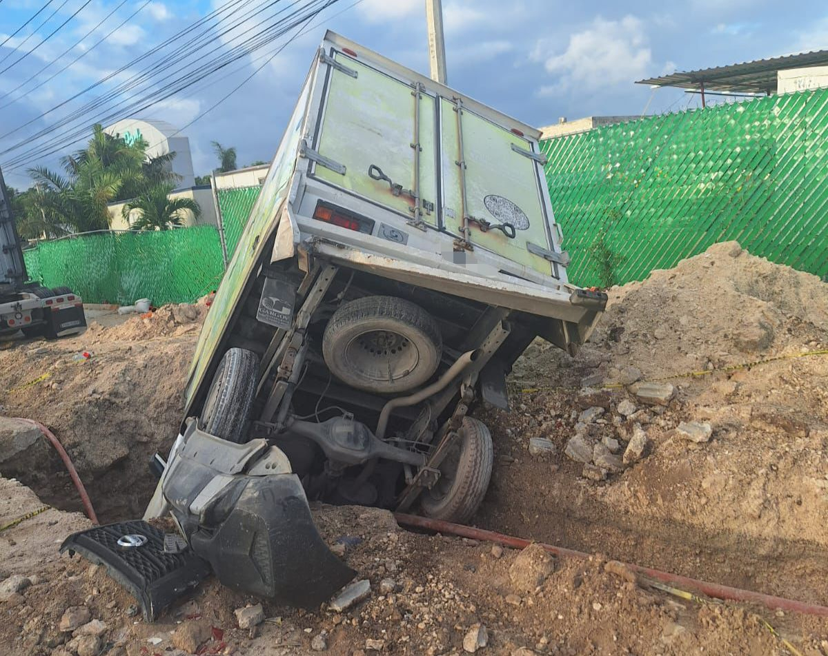 Exceso de velocidad causa accidente entre transporte público y camioneta de carga en Cancún 