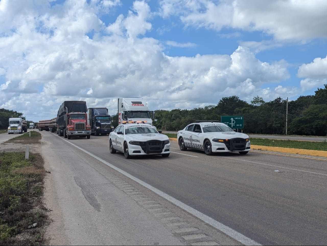 Reabren circulación en la carretera Mérida-Campeche tras volcadura de tráiler con gas licuado