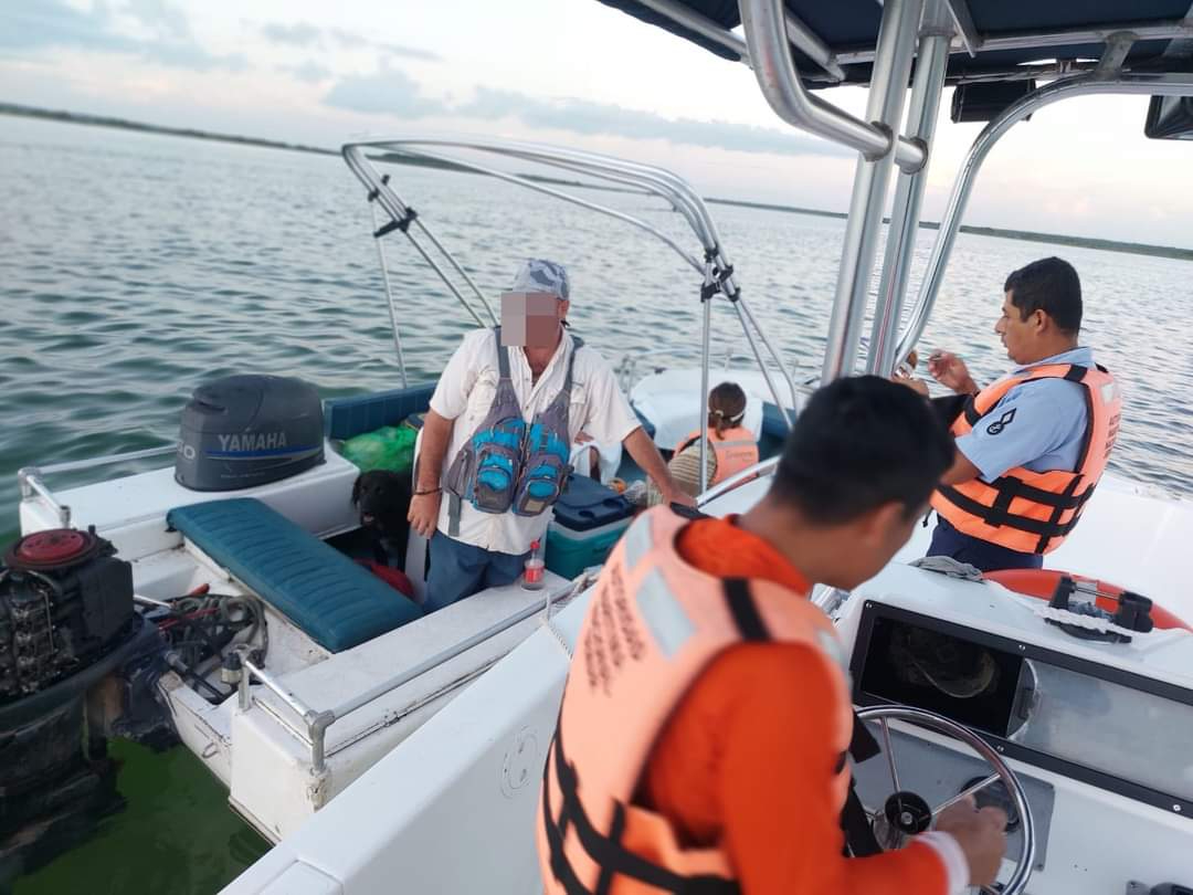 Rescatan a tripulantes de embarcación tras extraviarse en la Laguna Mariscal de Chetumal 