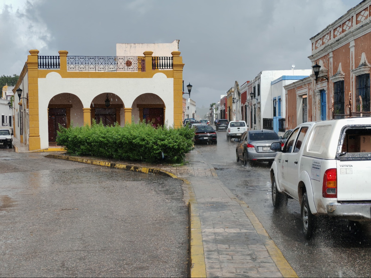 Lluvias fuertes a puntuales muy fuertes sobre entidades del centro