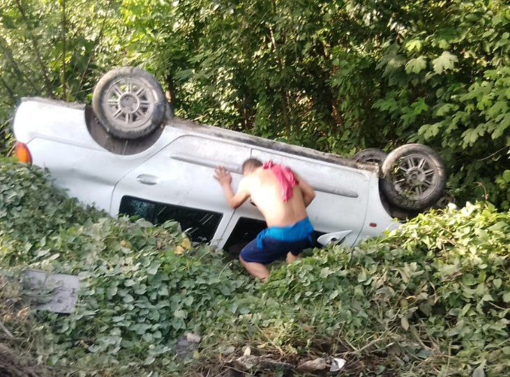 Vuelca un auto con familia al interior en Cancún