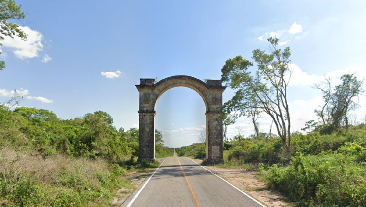 El arco se encuentra en el kilómetro 56+200 de la carretera federal 261