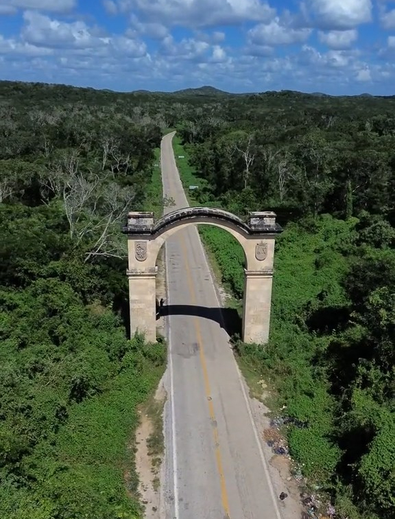 El arco sigue siendo un símbolo de unión y un punto de referencia importante, sorprendiendo a quienes lo visitan.