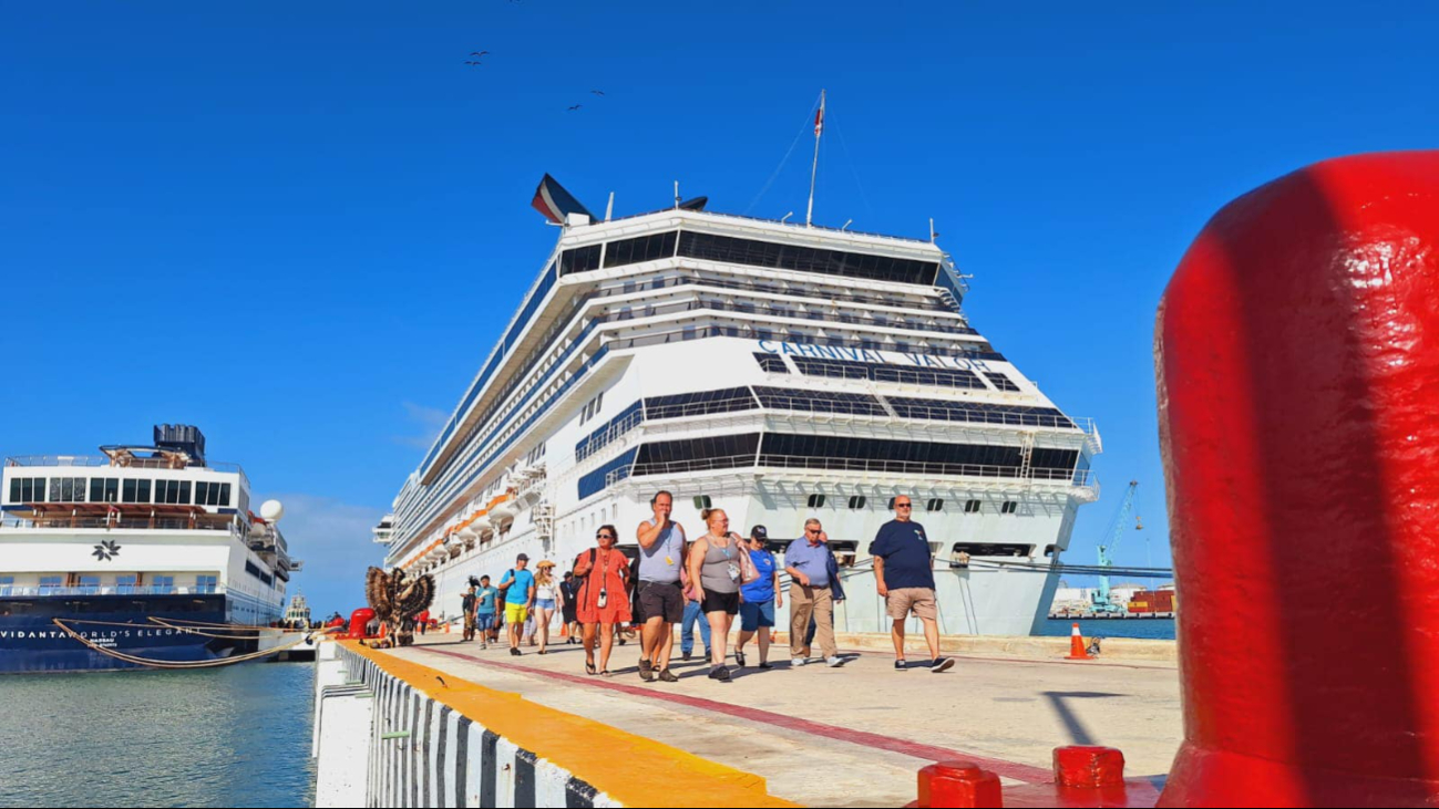 Llega a Progreso el crucero Carnival Valor con más de tres mil pasajeros a bordo