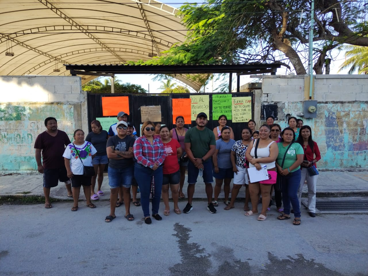 La comunidad de la escuela José Trinidad Méndez se opone al regreso de la antigua directora