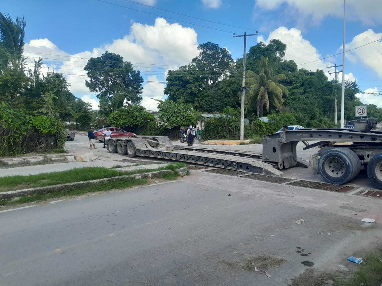 La falta de precaución de un conductor de tractocamión causó daños al pavimento en la colonia Fátima