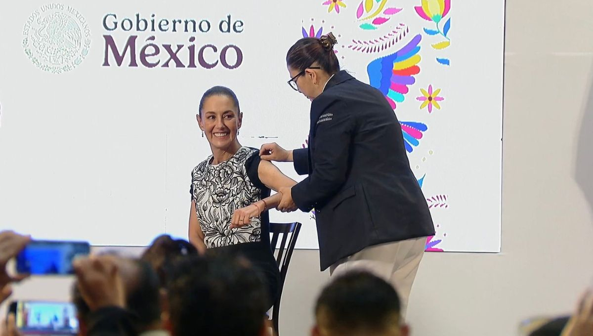 La presidenta de México, Claudia Sheinbaum Pardo recibió la vacuna contra influenza, como parte de la Campaña Nacional de Vacunación