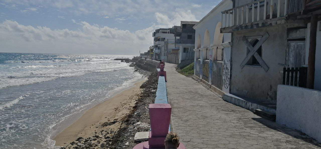 Los extranjeros residentes en la zona han optado por instalar sus propias lámparas para iluminar y garantizar su seguridad