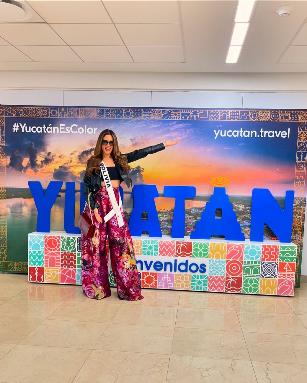  Miss Bolivia honra el legado de Manzanero en Mérida