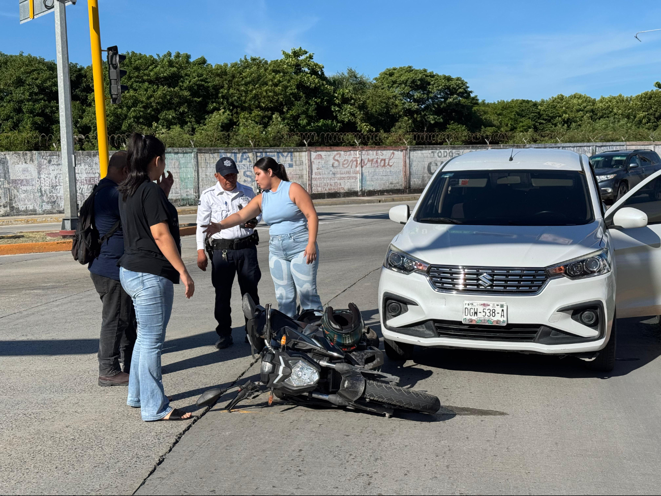 Ninguno de los involucrados aceptaba la responsabilidad, por lo que llegaron peritos de vialidad y tránsito