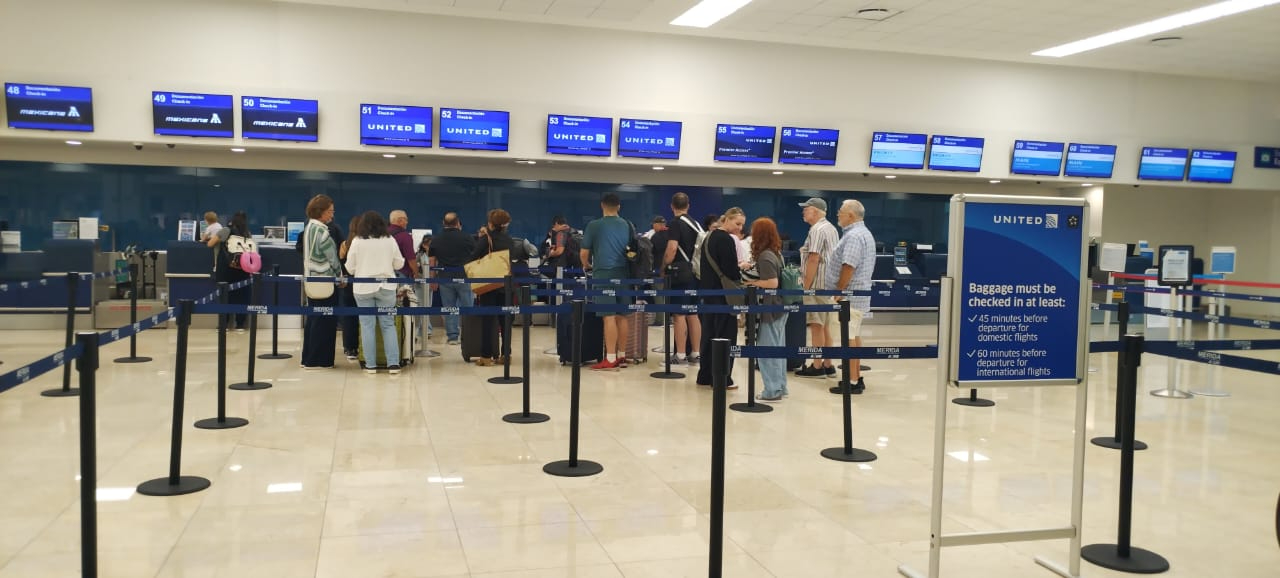 Se registra buena afluencia de pasajeros este martes en el aeropuerto de Mérida