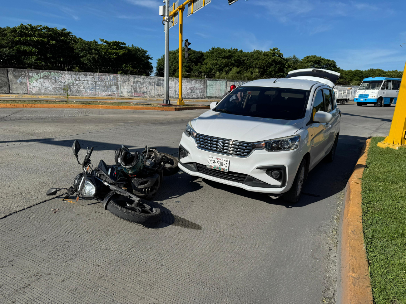 Una colisión entre una camioneta y un motociclista en el fraccionamiento Maderas dejó daños materiales y afectaciones al tráfico