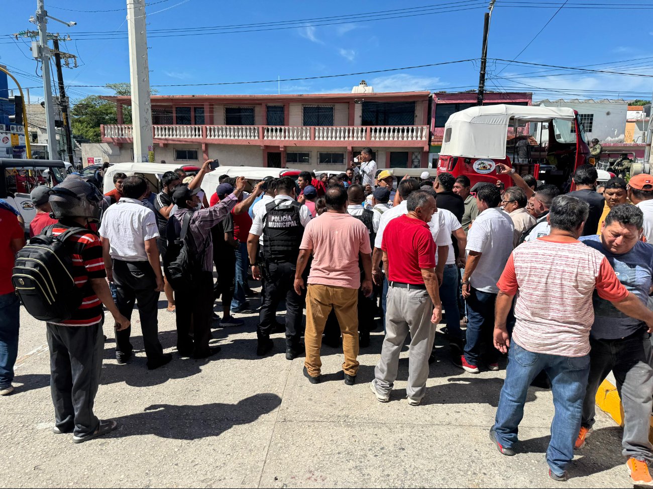 La retención de una mototaxi en la colonia Manigua, ocasionó un zafarrancho en la avenida 10 de julio, que pasó de las agresiones verbales a los empujones y golpes