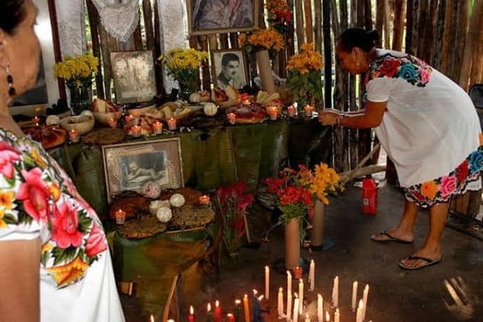 Las familias renuevan las ofrendas y encienden veladoras en los altares preparados para el Día de Muertos