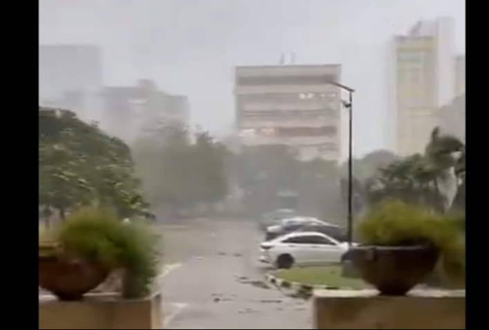 Ráfagas de viento golpean La Habana debido al huracán Rafael.