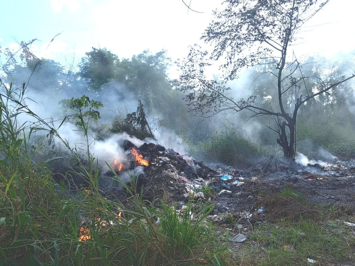 Bomberos controlaron un incendio de maleza en terrenos ejidales de la colonia Carlos Salinas de Gortari