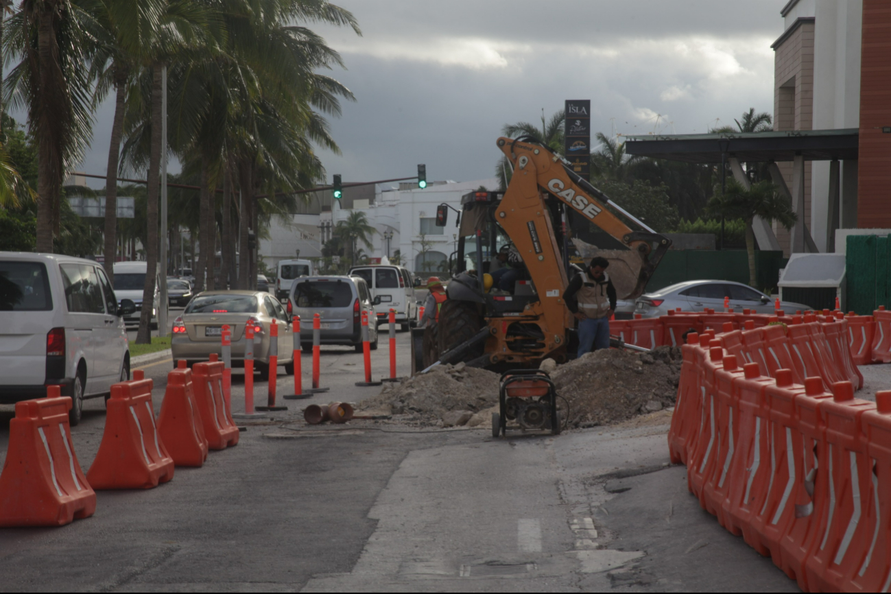 Continúan obras de aguakan en Boulevard Kukulcán