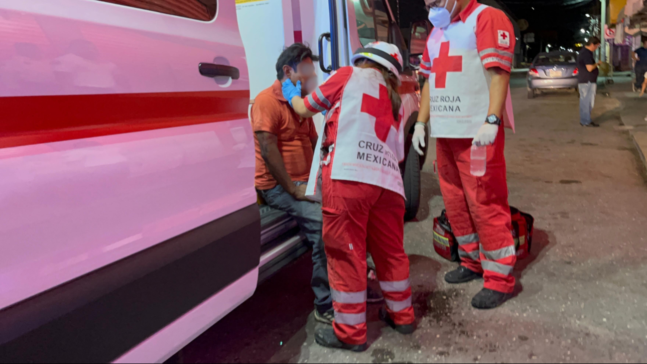 El hombre, con pantalón de mezclilla y playera naranja, fue encontrado con una herida cortante en el labio superior