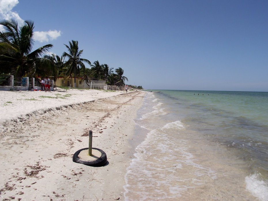 Estalla pelea entre un extranjero y pescadores de Santa Clara por el uso de la playa 