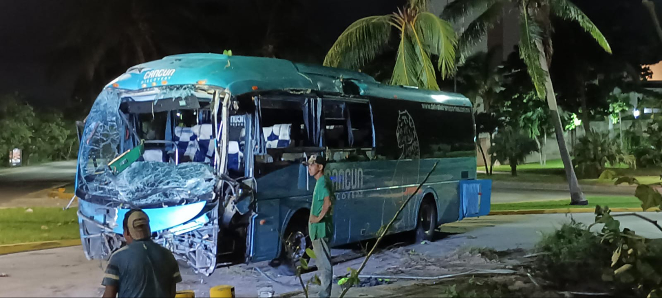 Conductor de la empresa Del Valle causa destrozos en la Zona Hotelera de Cancún