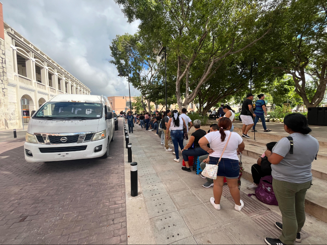 La fila da la vuelta a la Plaza Grande de Mérida