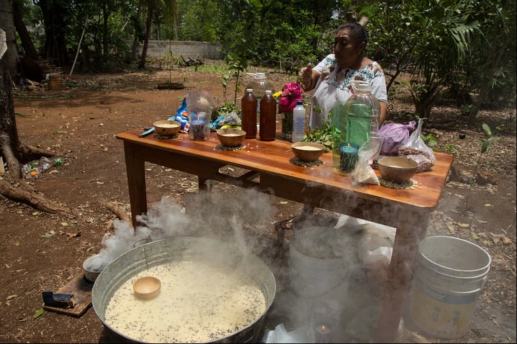 Los campesinos preparan ofrendas de alimentos cultivados en la milpa, como maíz, frijol y calabaza